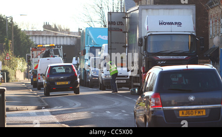 Livraison d'un camion garé sur un maladroitement occupé route étroite entraîne la congestion routière dans la région de Huntingdon, Cambridgeshire. Banque D'Images