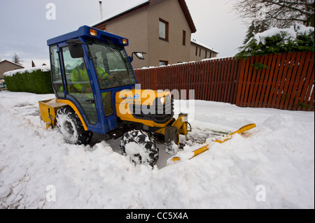 Un conseil le tracteur les routes et trottoirs de neige clair Banque D'Images