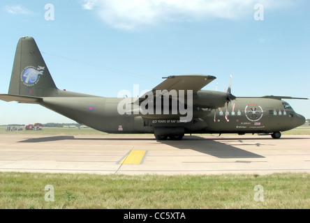 Le Lockheed C-130K Hercules C3, identifié comme l'avion 307, des taxis pour le décollage au Royal International Air Tattoo à la RAF Fairford, Gloucestershire, Angleterre. Le Hercules est un avion de transport militaire polyvalent utilisé par la RAF. Banque D'Images