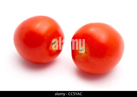 Les tomates fraîches isolées sur fond blanc Banque D'Images