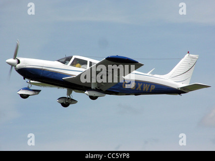 Le Piper PA-32-300 Cherokee six, immatriculé au Royaume-Uni sous le nom de G-BXWP, est un avion léger conçu pour les petits vols privés. Il est connu pour sa cabine spacieuse, sa fiabilité et sa polyvalence dans l'aviation, souvent utilisé pour les voyages personnels et d'affaires. Banque D'Images