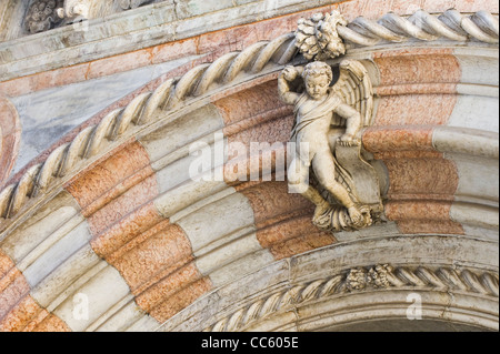 Arche sculptée dans le détail du Palais des Doges, Venise Banque D'Images