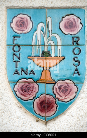 Panneau en carreaux à l'entrée du jardin Fontana Rosa avec Une fontaine et des roses en carreaux de céramique ou carrelage Menton Alpes-Maritimes France Banque D'Images