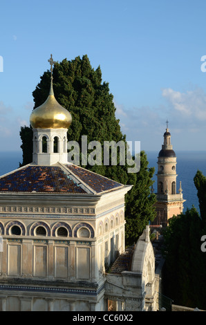 Mausolée orthodoxe russe, chapelle, tombe et tour de la cathédrale Saint-Michel, vue depuis le Vieux cimetière ou Cimetière du Vieux Château Menton France Banque D'Images