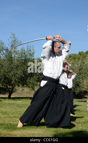 Les praticiens de l'ouest des Arts Martiaux Japonais, combat à l'épée ou sabre, combat, le Kendo, Kenjutsu ou Katana Banque D'Images