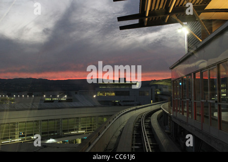 Le air train piste à l'aéroport International de San Francisco au crépuscule. Banque D'Images