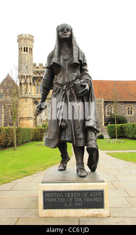 Statue de la Reine Berthe de Kent, près de St Augustine's Abbey à Canterbury Banque D'Images