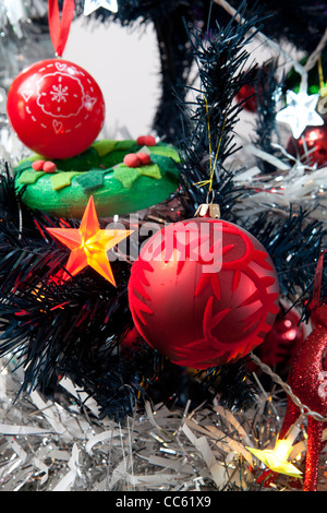 Close-up d'un sapin de Noël avec décorations Banque D'Images