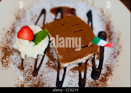 Tiramisu dessert italien populaire avec drapeau italien avec décoration de crème glacée aux fraises Banque D'Images