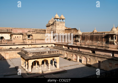 Baradari à piliers dans Main quadrangle, Palais de Man Singh I, Fort Amber Palace, Jaipur, Rajasthan, Inde Banque D'Images