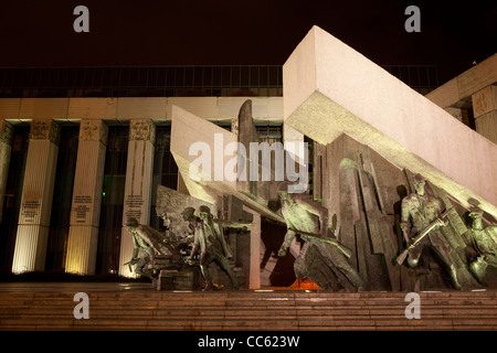 L'édifice de la Cour suprême à Varsovie (Pologne) et le monument du soulèvement de Varsovie. Banque D'Images