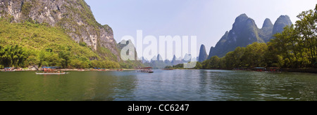 Rivière Li entre Guilin et Yangshuo, dans la province de Guangxi - Chine Banque D'Images