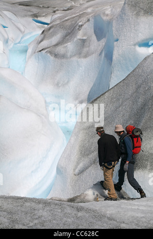 Les touristes marcher sur le glacier Perito Moreno dans le Parc National Los Glaciares, Patagonie, Argentine Banque D'Images