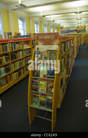 Dans l'intérieur de la bibliothèque de Chelsea Old Town Hall à Chelsea, quartier London Angleterre Angleterre Europe Banque D'Images