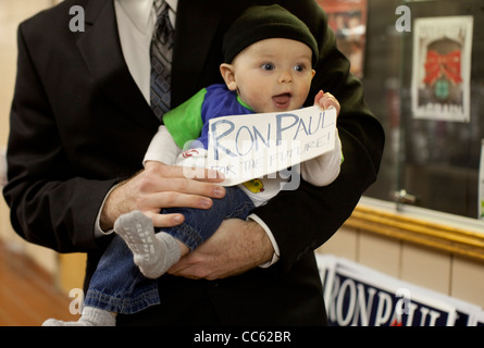 Un jeune partisan du candidat présidentiel républicain Ron Paul attend d'accueillir le candidat dans un arrêt de la campagne dans l'Iowa Le Mars Banque D'Images