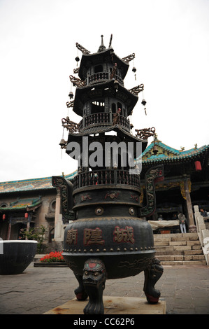 Brûleur d'encens en bronze, Temple de la ville Dieu, Pingyao, Shanxi , Chine Banque D'Images