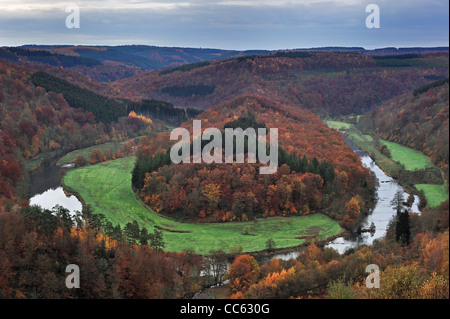 Tombeau du Géant, Hill à l'intérieur d'un méandre de la Semois à Botassart en automne, Ardennes Belges, Belgique Banque D'Images