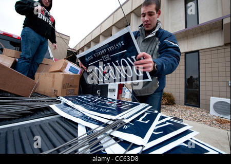 Partisan du candidat présidentiel républicain Ron Paul met en signes à un rassemblement électoral dans le Mars Iowa Banque D'Images