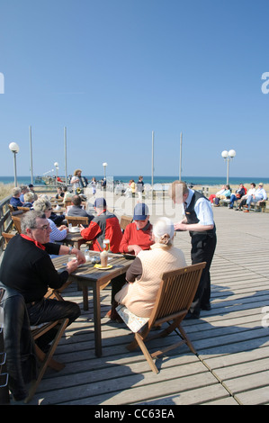 Restaurant sur le quai de la station balnéaire de Wustrow, côte de la péninsule de Zingst, Allemagne, Banque D'Images