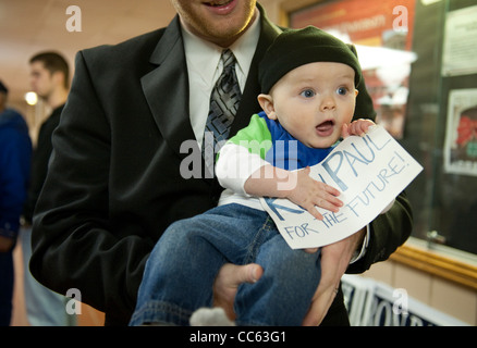 Un jeune partisan du candidat présidentiel républicain Ron Paul attend d'accueillir le candidat dans un arrêt de la campagne dans l'Iowa Le Mars Banque D'Images