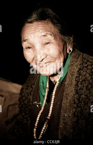 Portrait d'un tisserand traditionnel au centre des Réfugiés Tibétains à Darjeeling, West Bengal, India,. Banque D'Images