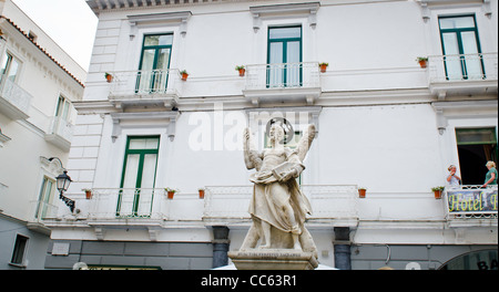 Une scène de rue dans la ville d'Amalfi par la Doumo avec statue de St Andrews Banque D'Images