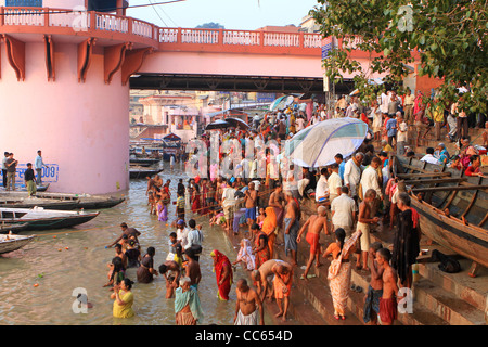 Les gens se baigner et priant par le saint Gange. Varanassi. L'Inde Banque D'Images