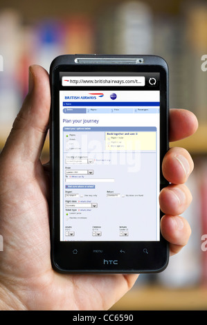 Faire une réservation sur le site internet de British Airways sur un smartphone HTC Banque D'Images