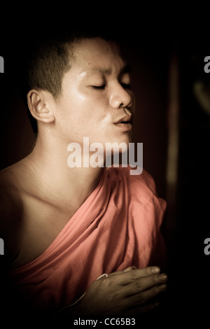 Portrait d'un moine bouddhiste effectuant le Baci string cérémonie au temple Wat Si Muang à Vientiane, Laos, Asie du Sud Est. Banque D'Images