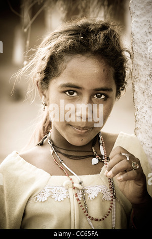 Portrait d'une jeune fille dans un village Bishnoi dans le désert de Thar entre Jaisalmer et Jodhpur, au Rajasthan, en Inde. Banque D'Images