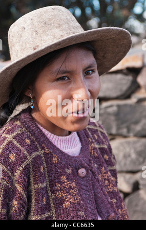 Femme péruvienne quechua ou quecha en chapeau traditionnel, Atuncolla, Pérou. Banque D'Images