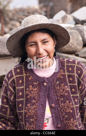 Femme péruvienne quechua ou quecha en chapeau traditionnel, Atuncolla, Pérou. Banque D'Images