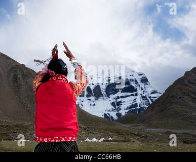 Faire pèlerin tibétain de la prostration de tout le corps vers le pic Kangrinboqe, Ngari, Tibet, Chine Banque D'Images