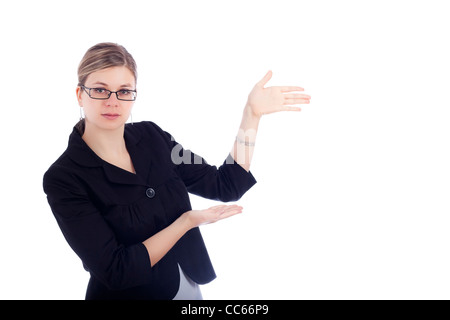 Portrait de jeune femme d'affaires présenter quelque chose, isolé sur fond blanc avec l'exemplaire de l'espace. Banque D'Images