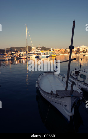 Bateaux de pêche au port de Cala Ratjada, Majorque, Iles Baléares, Espagne Banque D'Images