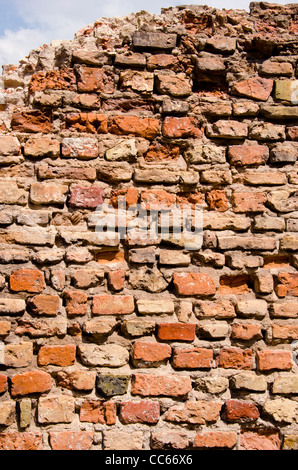 Vieux Mur de brique délabrés contexte de bâtiment abandonné et petit bout de ciel. Banque D'Images