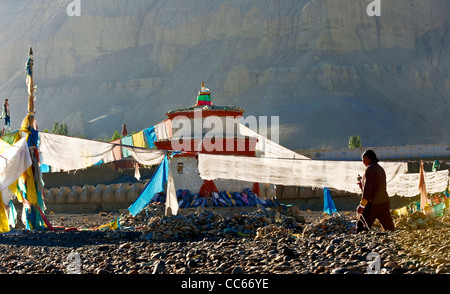 Femme tibétaine marche autour de monastère de Tholing, Ngari, Tibet, Chine Banque D'Images