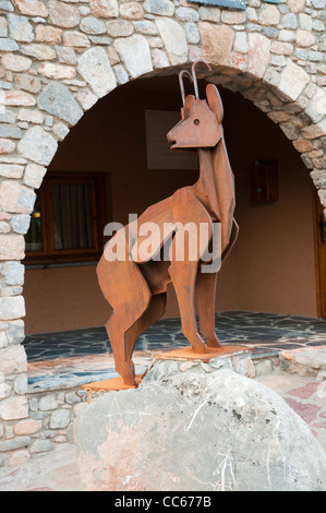 Gamse statue au village des Pyrénées de la vallée de la Cerdagne Riu de Cerdanya. Banque D'Images
