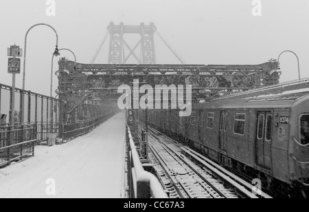 26 janvier 2011 : vu la neige qui tombe sur le pont de Williamsburg dans le Lower East Side à New York City, USA. Banque D'Images