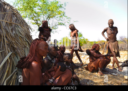 Les villageois Himba près de la rivière Kunene, la frontière entre l'Angola et la Namibie. Kaokoland, le nord de la Namibie. Banque D'Images