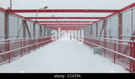 26 janvier 2011 : vu la neige qui tombe sur le pont de Williamsburg dans le Lower East Side à New York City, USA. Banque D'Images