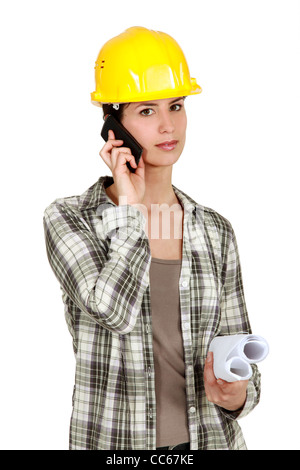 Tradeswoman using mobile phone Banque D'Images