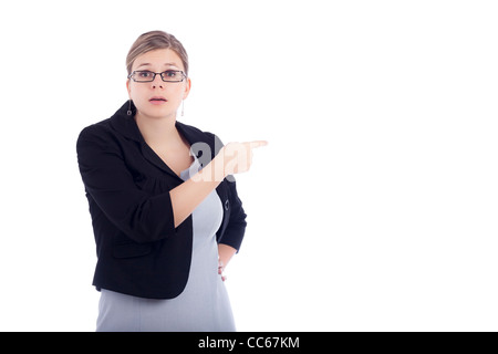 Angry Young business woman blâmant, isolé sur fond blanc. Banque D'Images