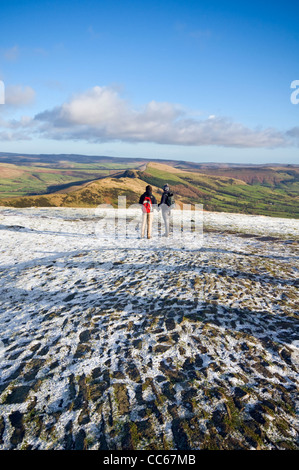 Les randonneurs au sommet de Mam Tor dans le parc national de Peak District, dans le Derbyshire, Angleterre Banque D'Images