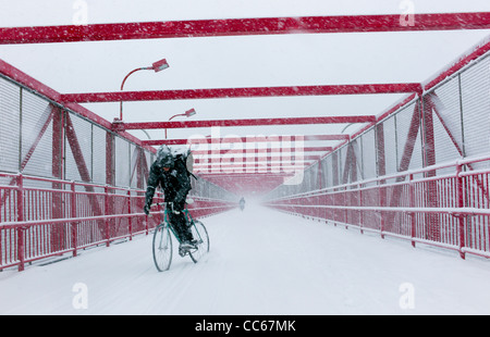 26 janvier 2011 : vu la neige qui tombe sur le pont de Williamsburg dans le Lower East Side à New York City, USA. Banque D'Images