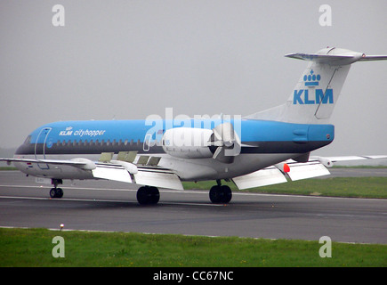 KLM Cityhopper Fokker 70 à l'aéroport international de Bristol, Bristol, Angleterre Banque D'Images