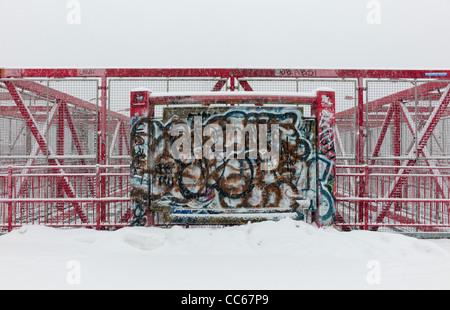 26 janvier 2011 : vu la neige qui tombe sur le pont de Williamsburg dans le Lower East Side à New York City, USA. Banque D'Images