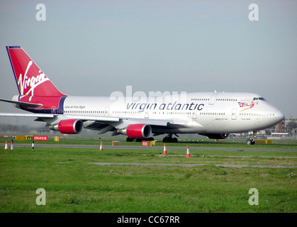 Virgin Atlantic Airways Boeing 747-400 (G-VBIG) roulage à la prendre au large de point à l'aéroport Heathrow de Londres, Angleterre. Banque D'Images