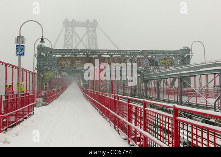 26 janvier 2011 : vu la neige qui tombe sur le pont de Williamsburg dans le Lower East Side à New York City, USA. Banque D'Images