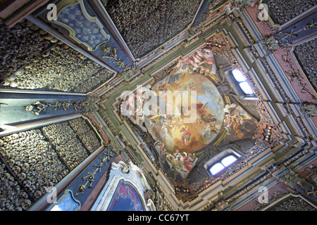 La suggestive crypte de San Bernardino alle Ossa, Milan, Italie Banque D'Images